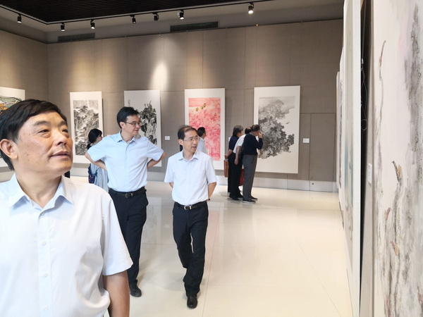19-08-16周健民在江苏党外人士书画联展上致辞 (1).jpg