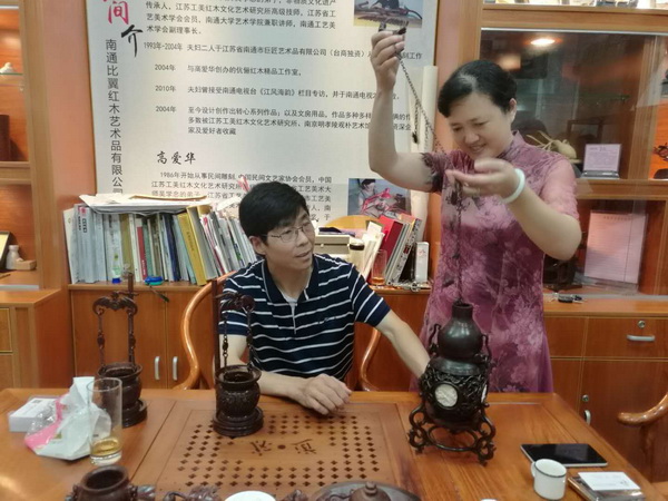农工党员高爱华夫妇恪守年情系红木雕刻.jpg 农工党员高爱华夫妇恪守年情系红木雕刻.jpg