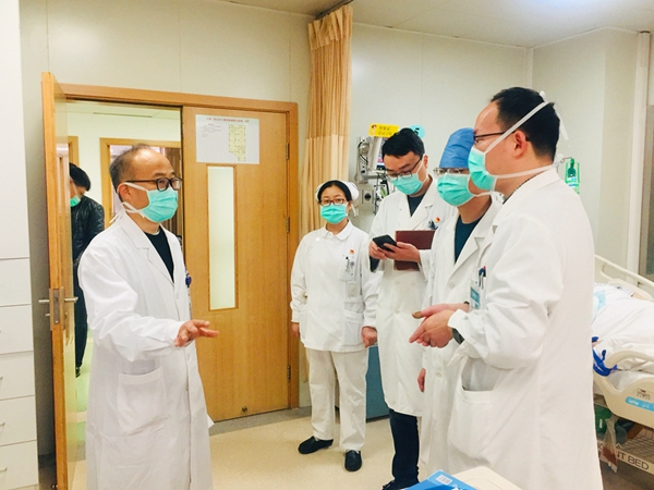 夏加增（左1）深入各个科室一线，检查指导防疫工作.jpg