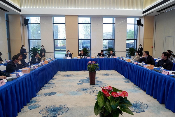 强化生命健康国家战略科技力量陈竺带队主席大调研 (9).JPG