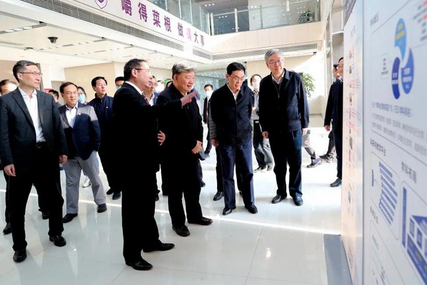强化生命健康国家战略科技力量陈竺带队主席大调研 (13).JPG