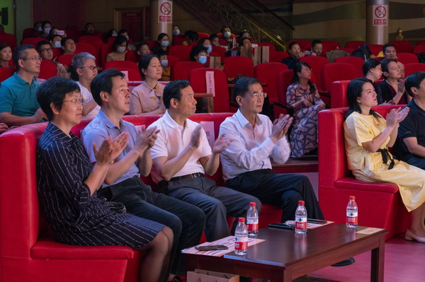 领导观看演出.jpg