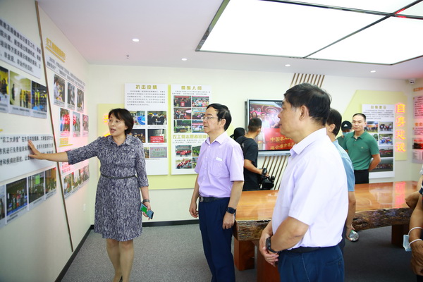 周健民为农工党江苏省委社会服务基地揭牌 (1).JPG