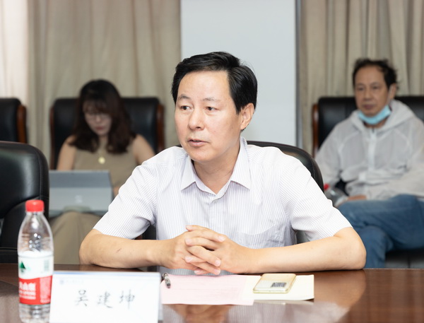 江苏省政协副秘书长、农工党江苏省委副主委吴建坤讲话.jpg
