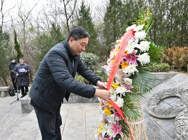 农工党南京市第十四届委员会全体委员瞻仰邓演达烈士殉难处2.jpg