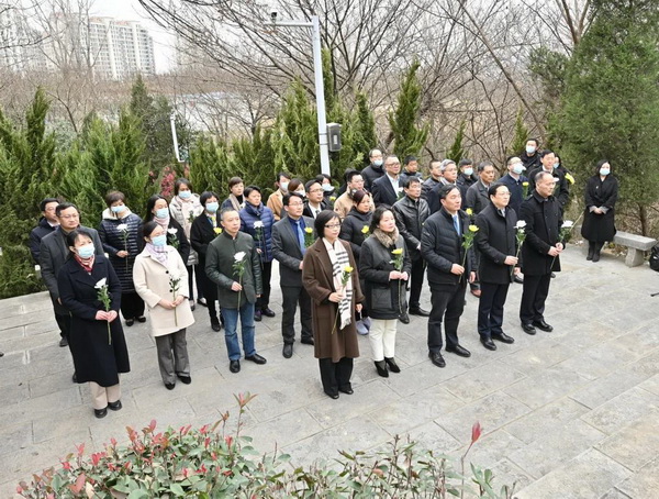 农工党南京市第十四届委员会全体委员瞻仰邓演达烈士殉难处1.jpg