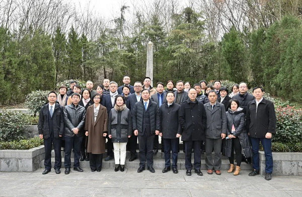 农工党南京市第十四届委员会全体委员瞻仰邓演达烈士殉难处3.jpg