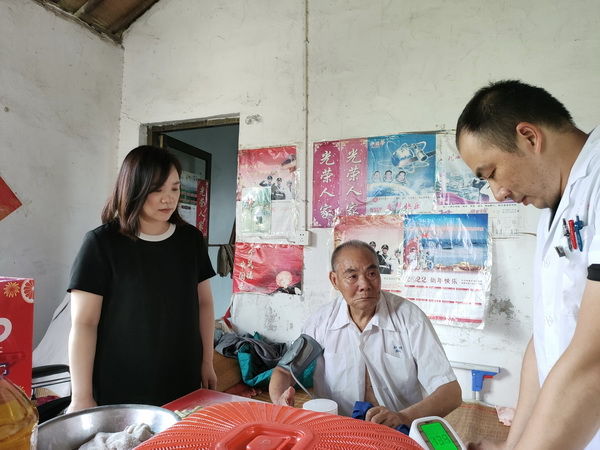 致敬峥嵘岁月 弘扬双拥传统——海门区支部走访慰问退役军人2.jpg