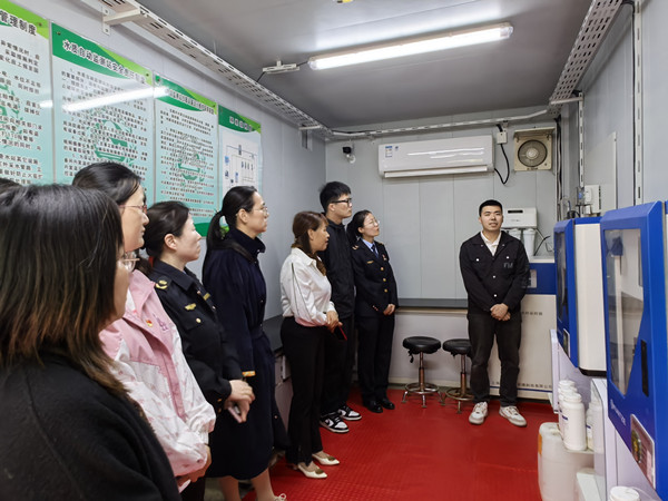 青春筑就生态美 薪火同传长江青——农工党南通市海门区支部联合多部门开展长江生态保护实践活动 (2).jpg