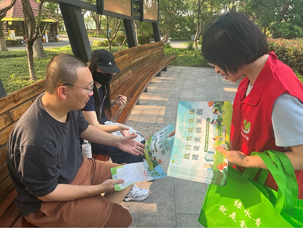 农工民主党昆山市基层委开展环境日宣传活动 (2).jpg