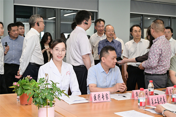 农工党丹阳基层委员会参与“全国爱眼日”活动.jpg