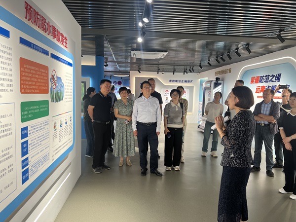 扬州市政协农工党、医卫界别联合开展“青少年心理健康”专题调研活动 1.jpg