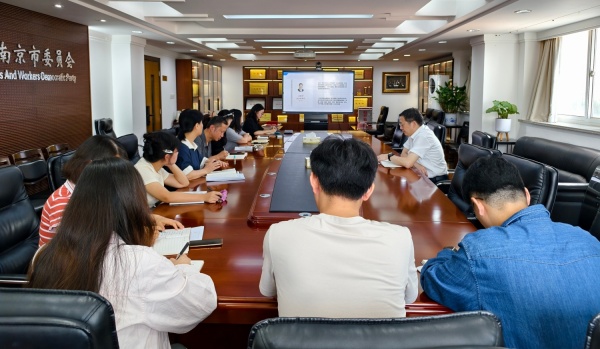 农工党南京市委会机关专题学习《习近平谈治国理政》第五卷.jpg